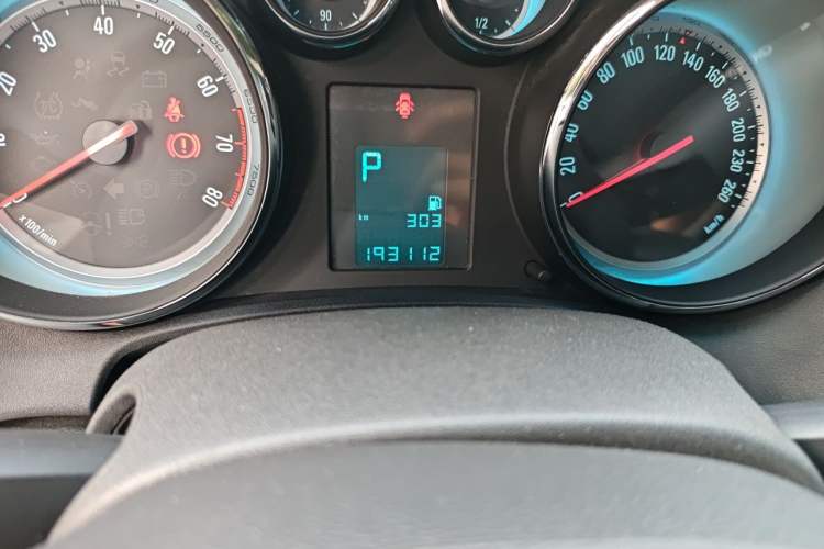 Used Buick GT 2015 15N Automatic Entry-Level Trim Odometer Close Up