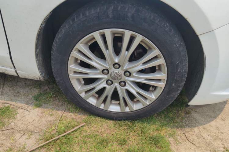 Used Buick GT 2015 15N Automatic Elite Version Right Front Wheel Hub