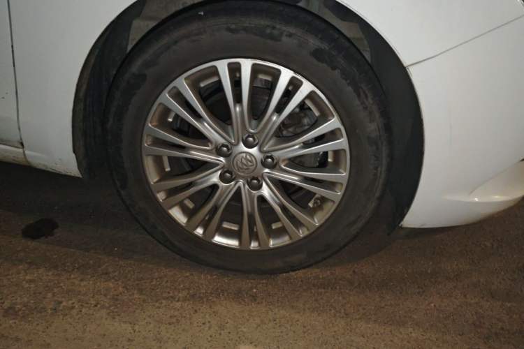 Used Buick GT 2015 15N Automatic Elite Version Right Front Wheel Hub