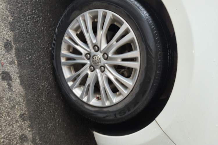 Used Buick GT 2015 15N Automatic Elite Version Right Front Wheel Hub