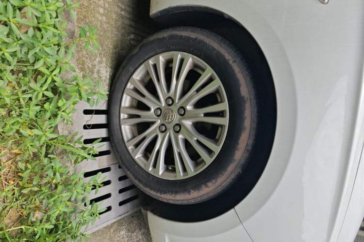 Used Buick GT 2015 15N Automatic Deluxe Edition Right Front Wheel Hub
