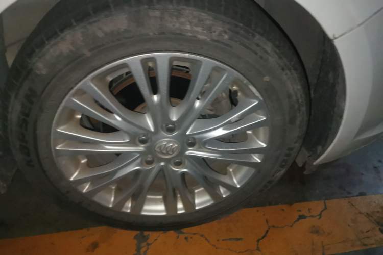 Used Buick GT 2015 15N Automatic Elite Version Right Front Wheel Hub