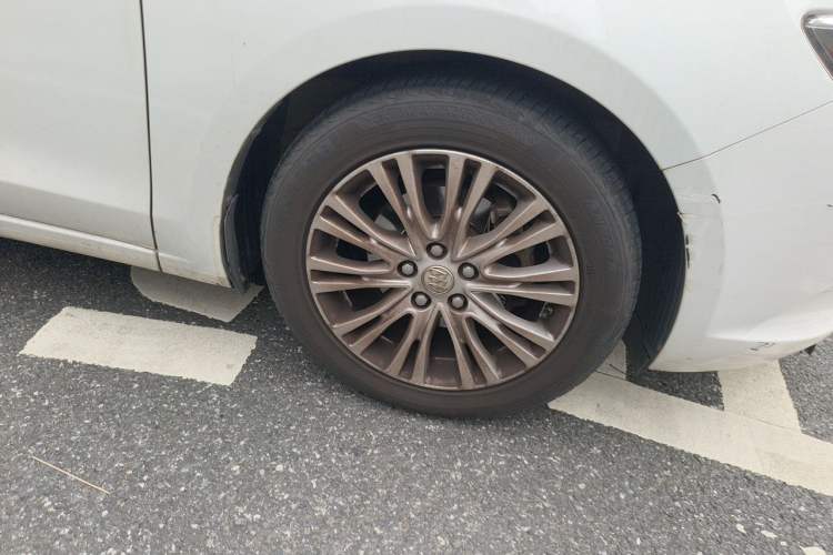 Used Buick GT 2015 15N Automatic Elite Version Right Front Wheel Hub