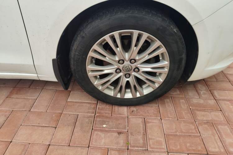 Used Buick GT 2015 15N Automatic Elite Version Right Front Wheel Hub