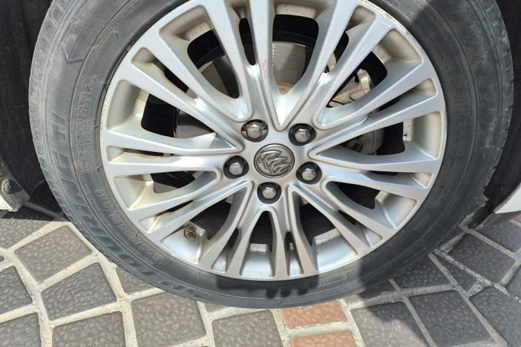 Used Buick GT 2015 15N Automatic Elite Version Right Front Wheel Hub