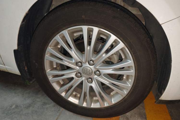 Used Buick GT 2015 15N Manual Elite Edition Right Front Wheel Hub
