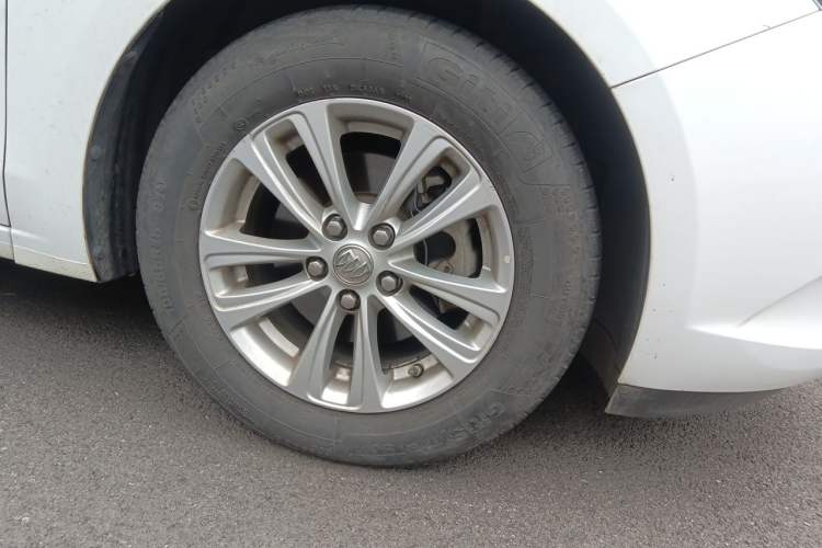 Used Buick GT 2015 15N Automatic Entry-Level Trim Right Front Wheel Hub