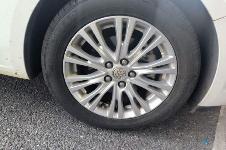 Used Buick GT 2015 15N Automatic Deluxe Edition Right Front Wheel Hub