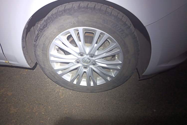 Used Buick GT 2015 15N Automatic Elite Version Right Front Wheel Hub