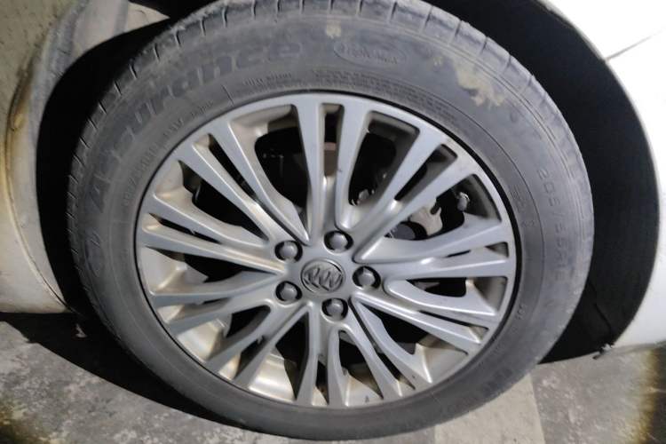 Used Buick GT 2015 15N Automatic Elite Version Right Front Wheel Hub