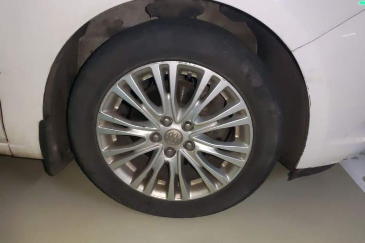 Used Buick GT 2015 15N Automatic Elite Version Right Front Wheel Hub