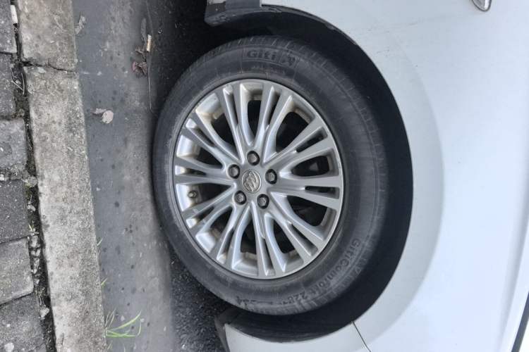 Used Buick GT 2015 15N Manual Elite Edition Right Front Wheel Hub