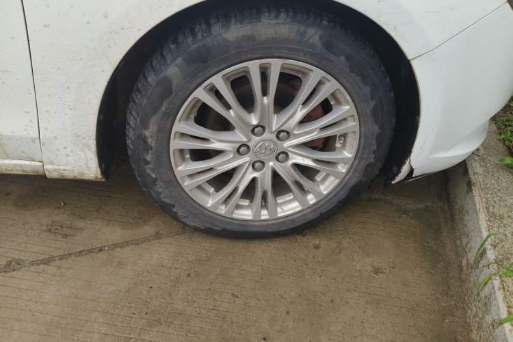 Used Buick GT 2015 15N Automatic Elite Version Right Front Wheel Hub