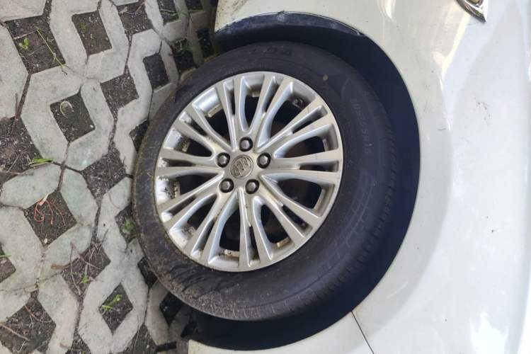 Used Buick GT 2015 15N Automatic Elite Version Right Front Wheel Hub