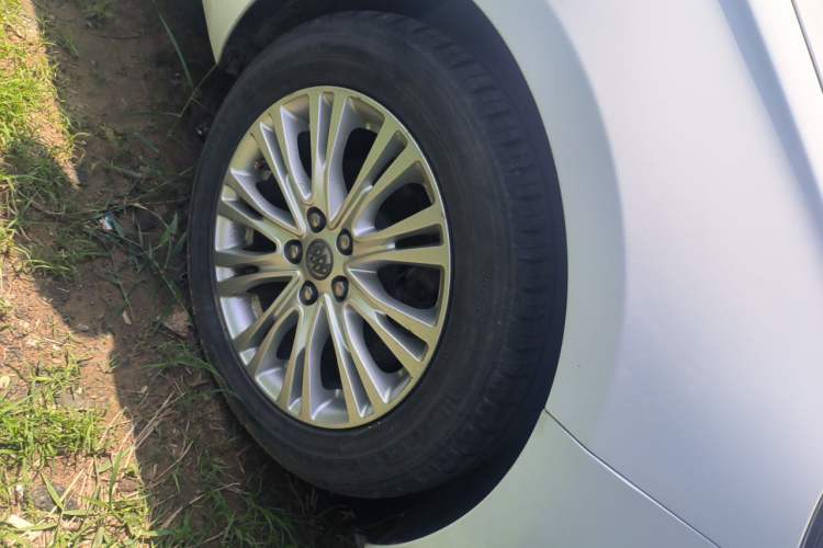 Used Buick GT 2015 15N Manual Elite Edition Right Front Wheel Hub