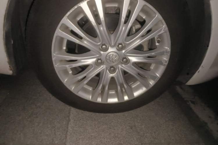 Used Buick GT 2015 15N Automatic Elite Version Right Front Wheel Hub