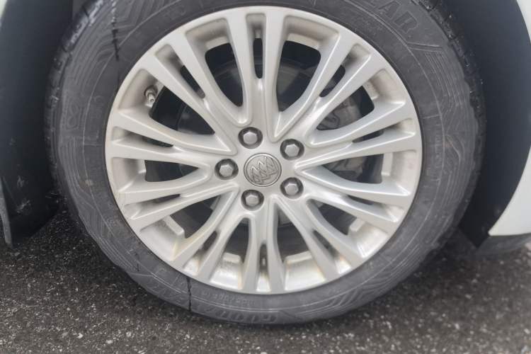 Used Buick GT 2015 15N Manual Elite Edition Right Front Wheel Hub