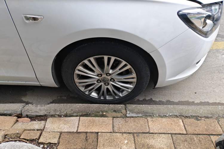 Used Buick GT 2015 15N Automatic Elite Version Right Front Wheel Hub