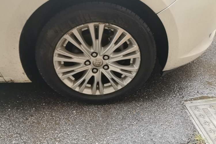 Used Buick GT 2015 15N Automatic Elite Version Right Front Wheel Hub