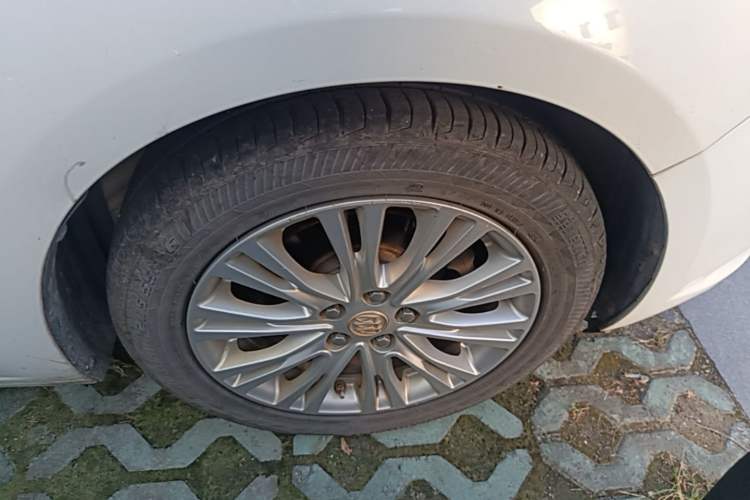 Used Buick GT 2015 15N Automatic Elite Version Right Front Wheel Hub