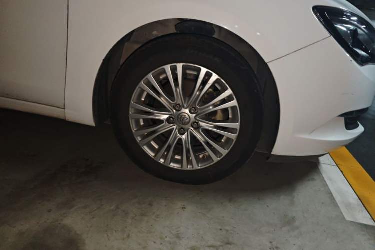 Used Buick GT 2015 15N Automatic Deluxe Edition Right Front Wheel Hub
