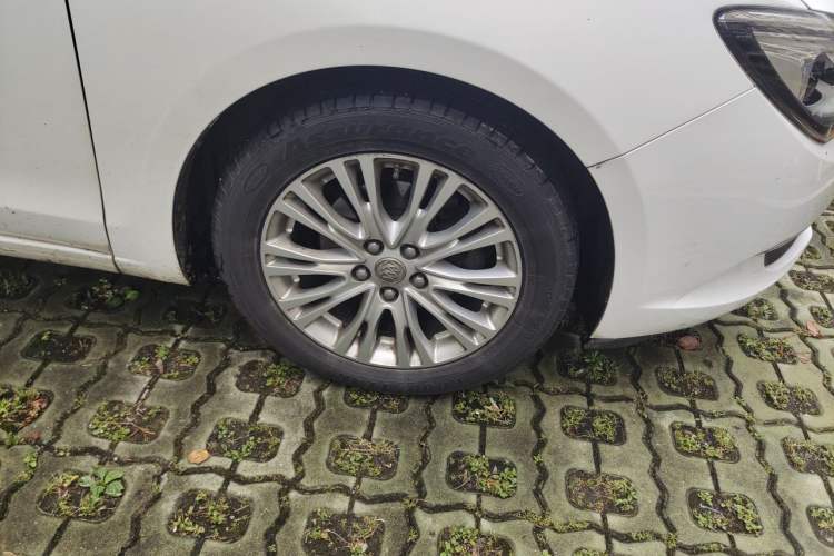 Used Buick GT 2015 15N Automatic Elite Version Right Front Wheel Hub