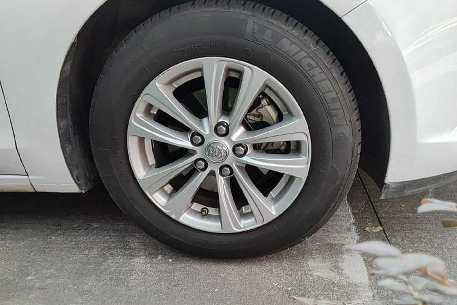 Used Buick GT 2015 15N Automatic Entry-Level Trim Right Front Wheel Hub