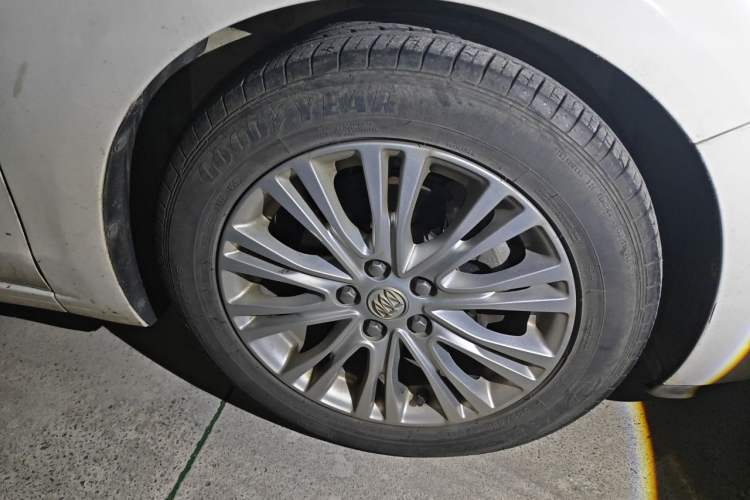 Used Buick GT 2015 15N Automatic Elite Version Right Front Wheel Hub