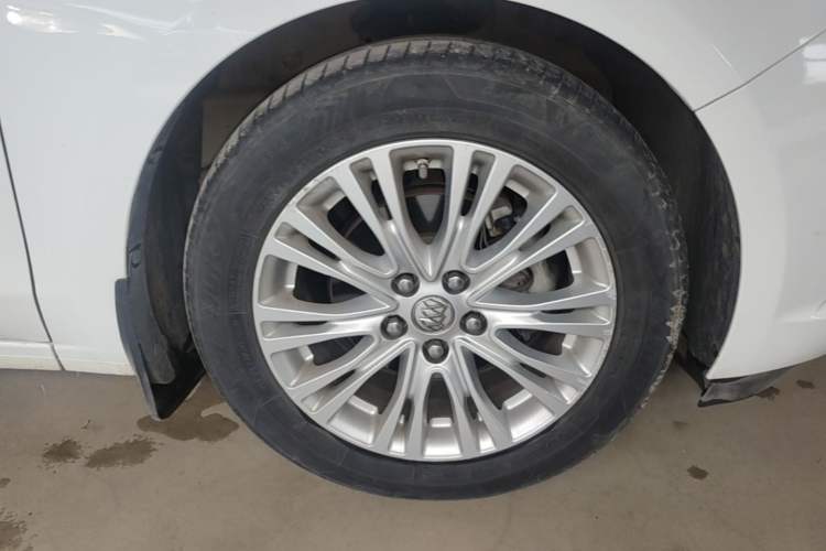 Used Buick GT 2015 15N Automatic Elite Version Right Front Wheel Hub