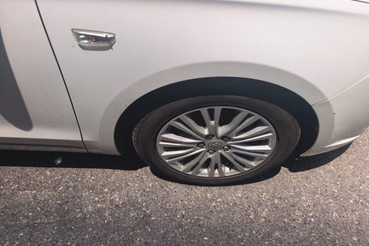 Used Buick GT 2015 15N Manual Elite Edition Right Front Wheel Hub