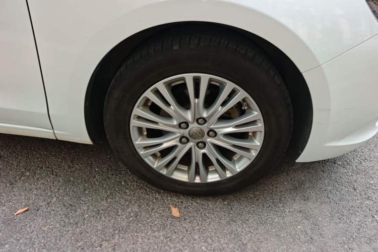 Used Buick GT 2015 15N Automatic Elite Version Right Front Wheel Hub