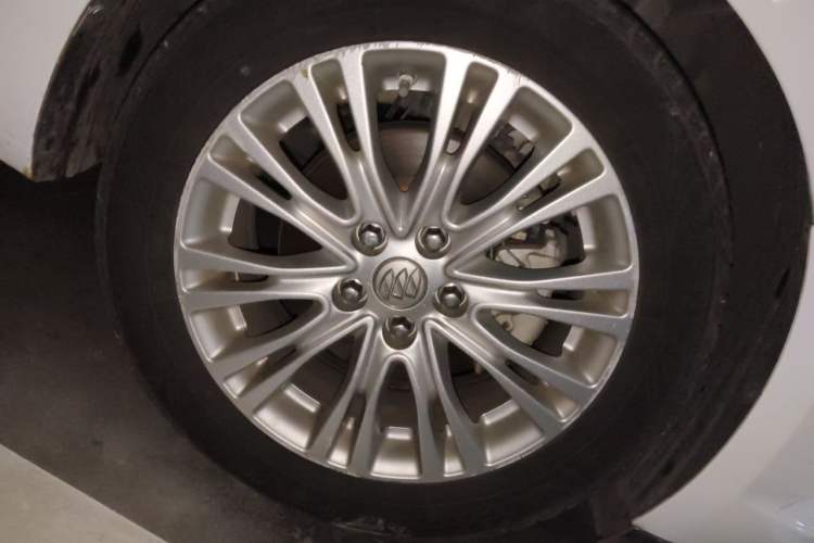 Used Buick GT 2015 15N Automatic Deluxe Edition Right Front Wheel Hub
