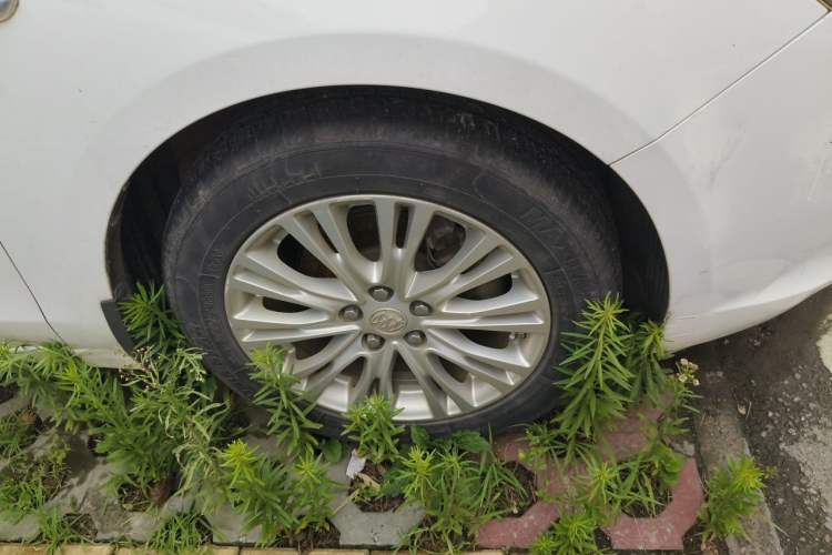 Used Buick GT 2015 15N Manual Elite Edition Right Front Wheel Hub