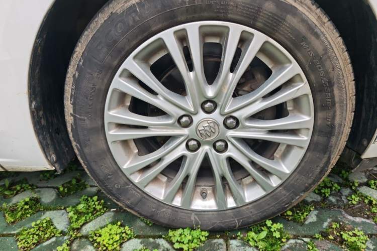 Used Buick GT 2015 15N Automatic Elite Version Right Front Wheel Hub
