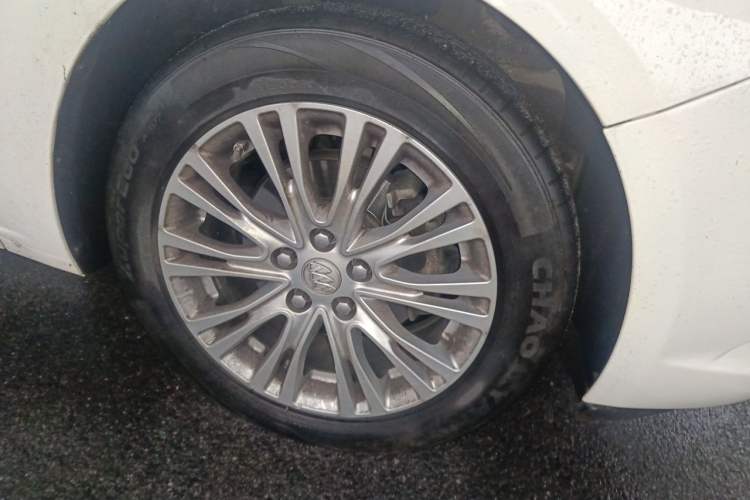 Used Buick GT 2015 15N Manual Elite Edition Right Front Wheel Hub