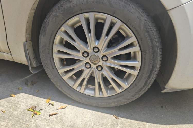 Used Buick GT 2015 15N Automatic Elite Version Right Front Wheel Hub