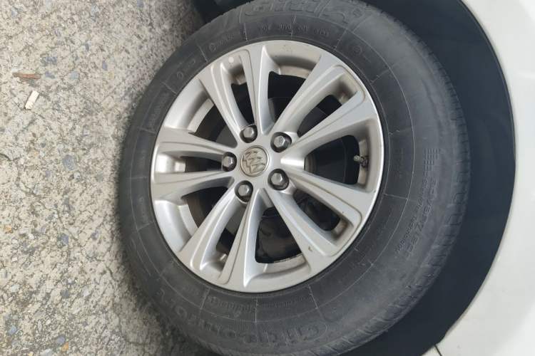 Used Buick GT 2015 15N Automatic Entry-Level Trim Right Front Wheel Hub
