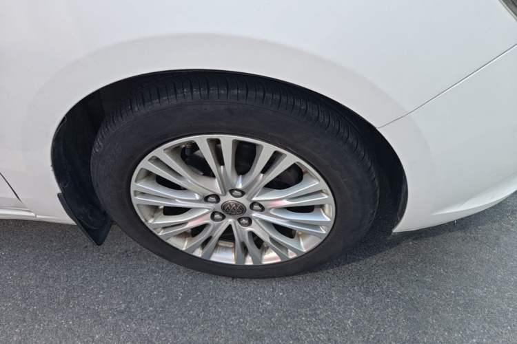 Used Buick GT 2015 15N Manual Elite Edition Right Front Wheel Hub