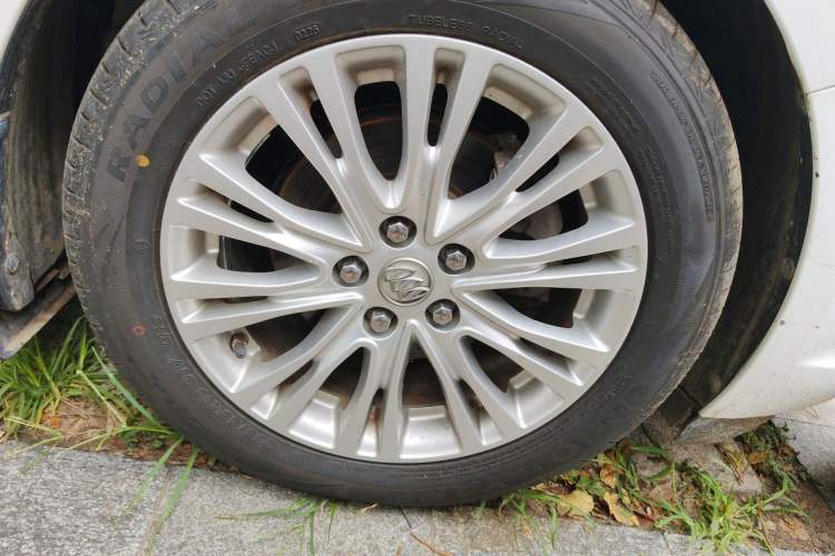 Used Buick GT 2015 15N Automatic Elite Version Right Front Wheel Hub