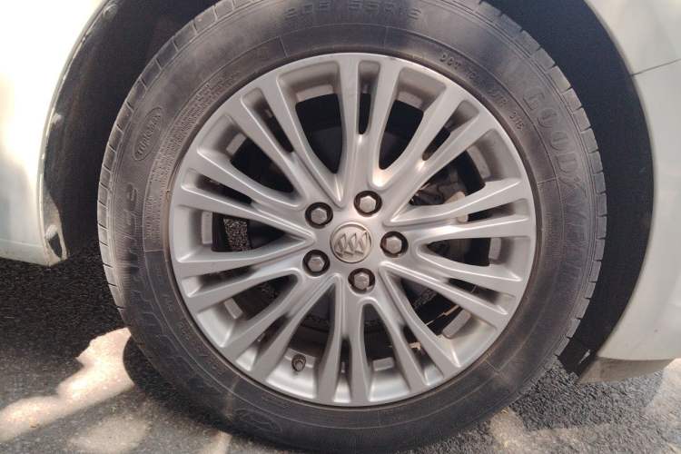 Used Buick GT 2015 15N Automatic Elite Version Right Front Wheel Hub