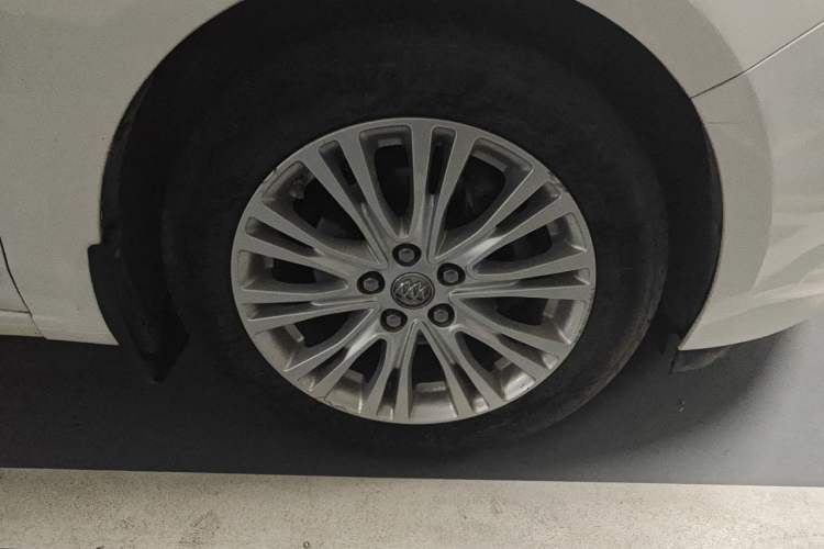 Used Buick GT 2015 15N Automatic Elite Version Right Front Wheel Hub