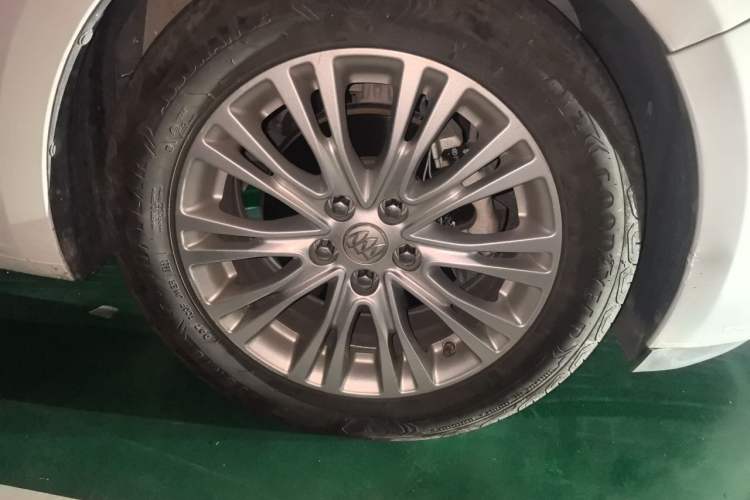 Used Buick GT 2015 15N Automatic Elite Version Right Front Wheel Hub