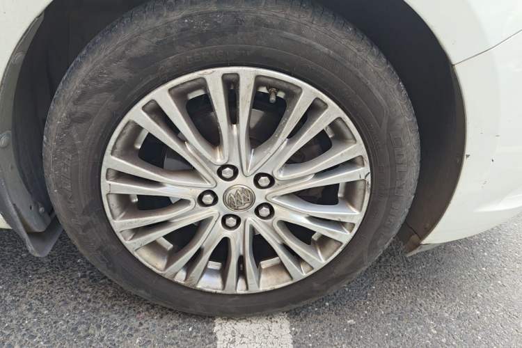 Used Buick GT 2015 15N Manual Elite Edition Right Front Wheel Hub