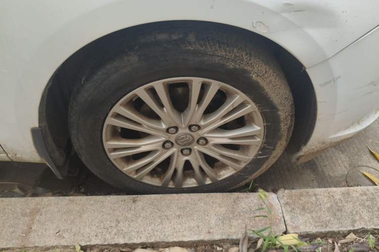 Used Buick GT 2015 15N Automatic Elite Version Right Front Wheel Hub