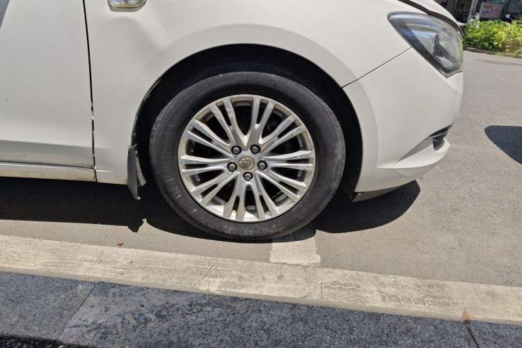 Used Buick GT 2015 15N Automatic Elite Version Right Front Wheel Hub