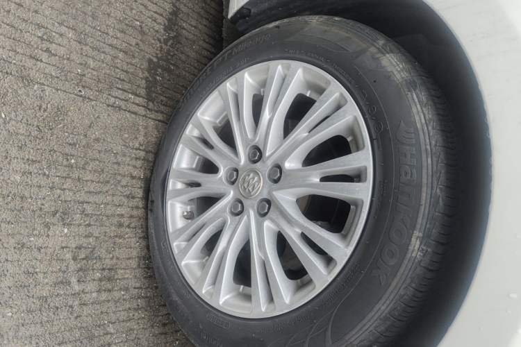 Used Buick GT 2015 15N Automatic Elite Version Right Front Wheel Hub