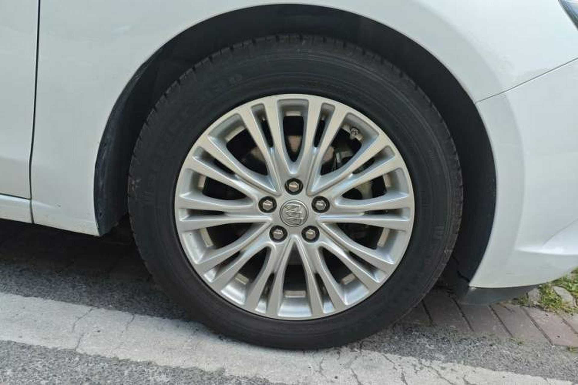 Used Buick GT 2015 15N Automatic Elite Version Right Front Wheel Hub