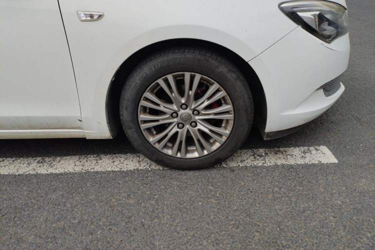 Used Buick GT 2015 15N Manual Elite Edition Right Front Wheel Hub