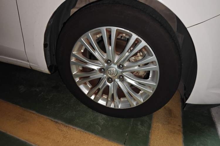 Used Buick GT 2015 15N Automatic Deluxe Edition Right Front Wheel Hub