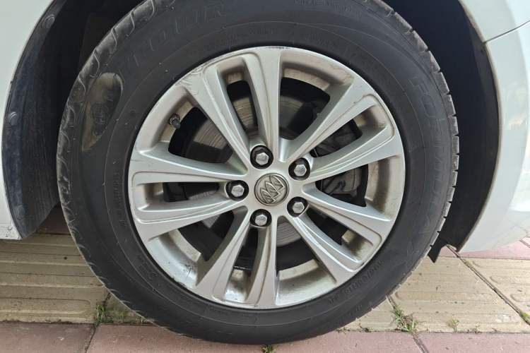 Used Buick GT 2015 15N Automatic Entry-Level Trim Right Front Wheel Hub